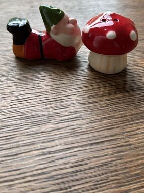 Vtg ceramic gnome and mushroom salt and pepper shakers